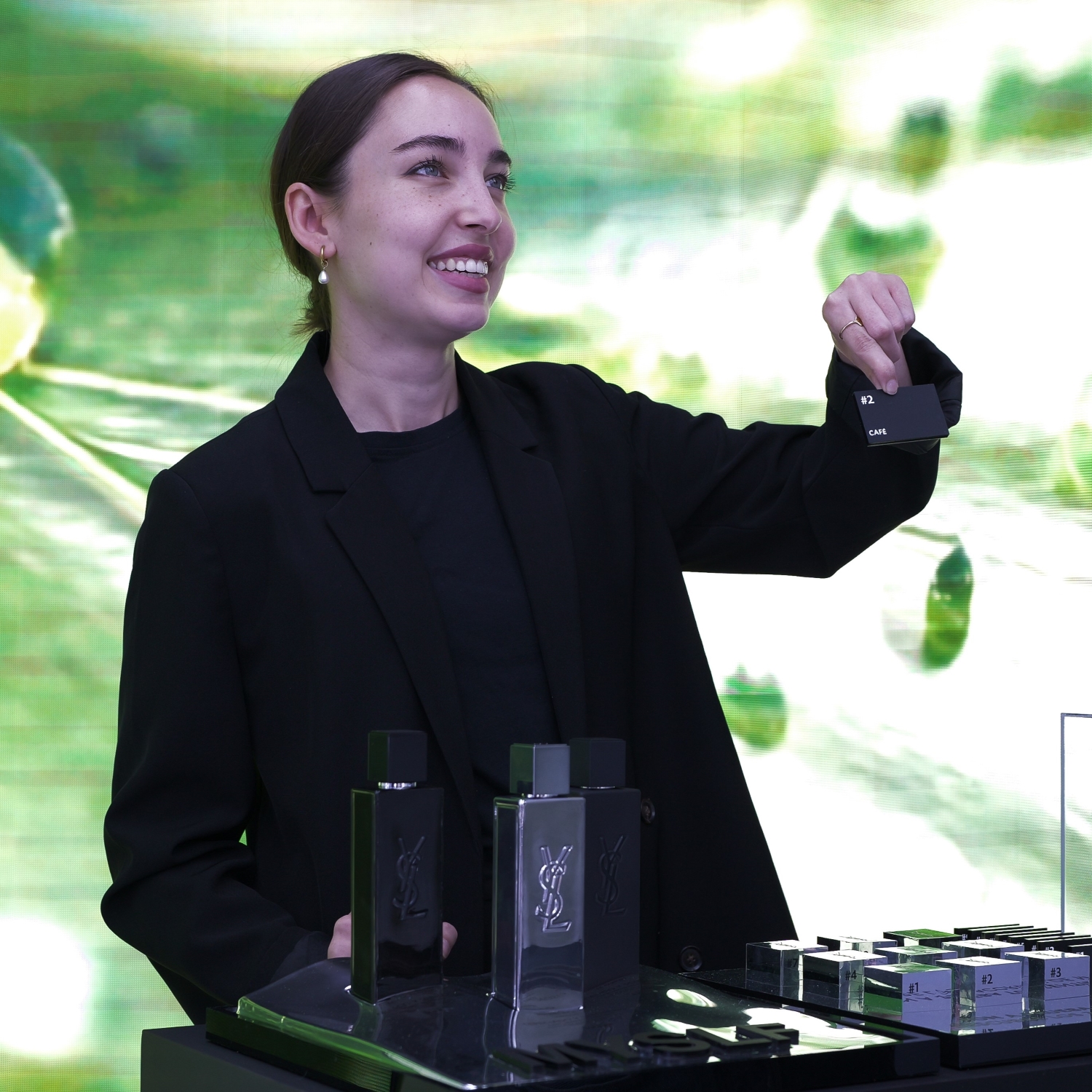 Azafata sosteniendo muestra de perfume outsourcing comercial