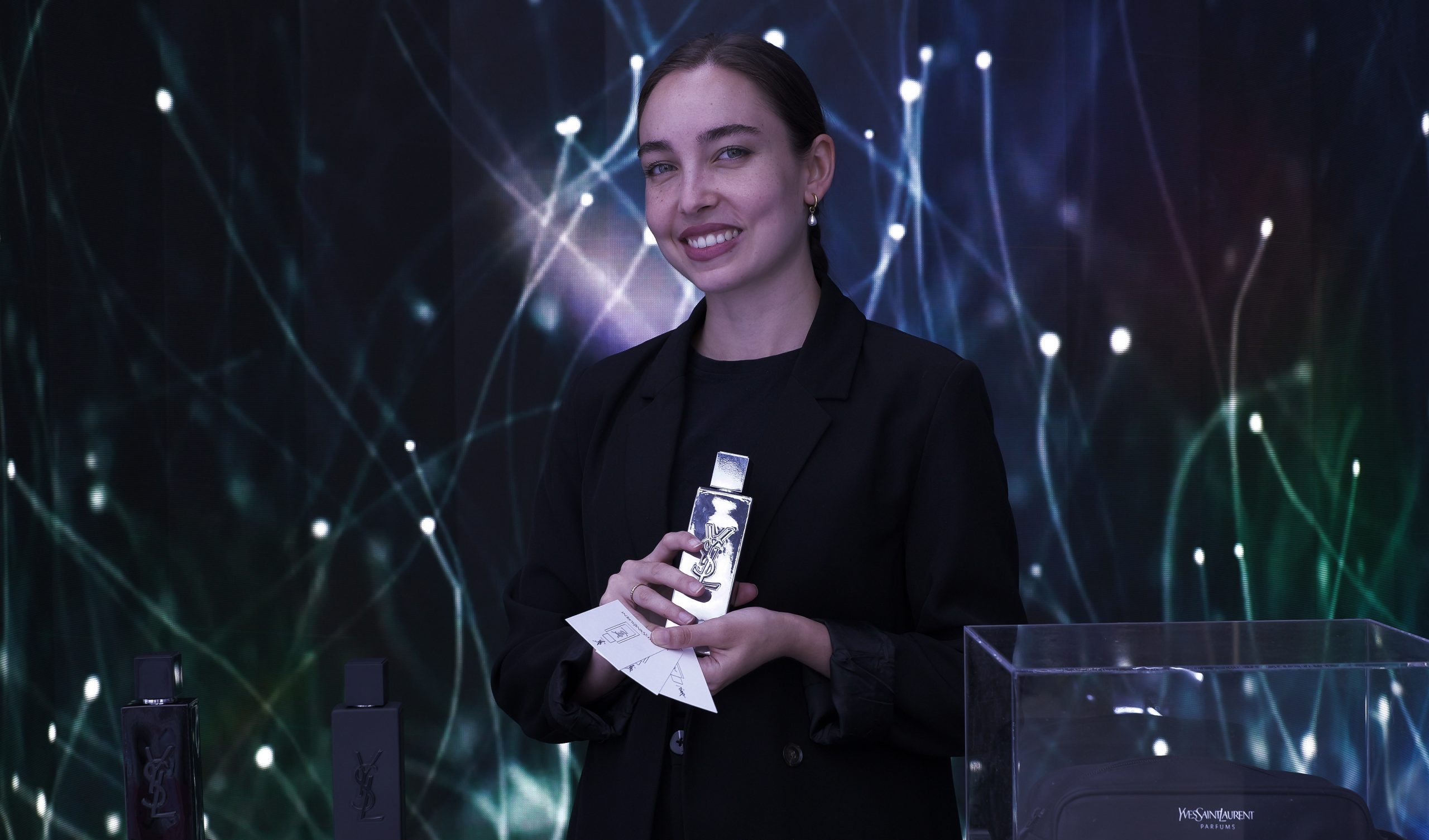 Azafata en punto de venta promocionando perfume