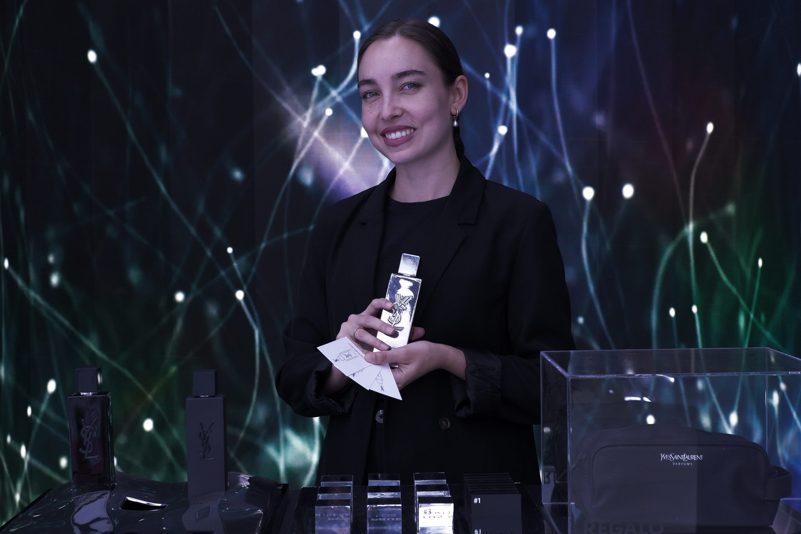 Azafata mostrando perfume