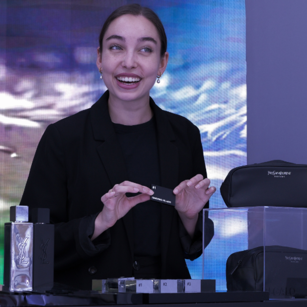 Azafata en punto de venta sosteniendo tarjeta