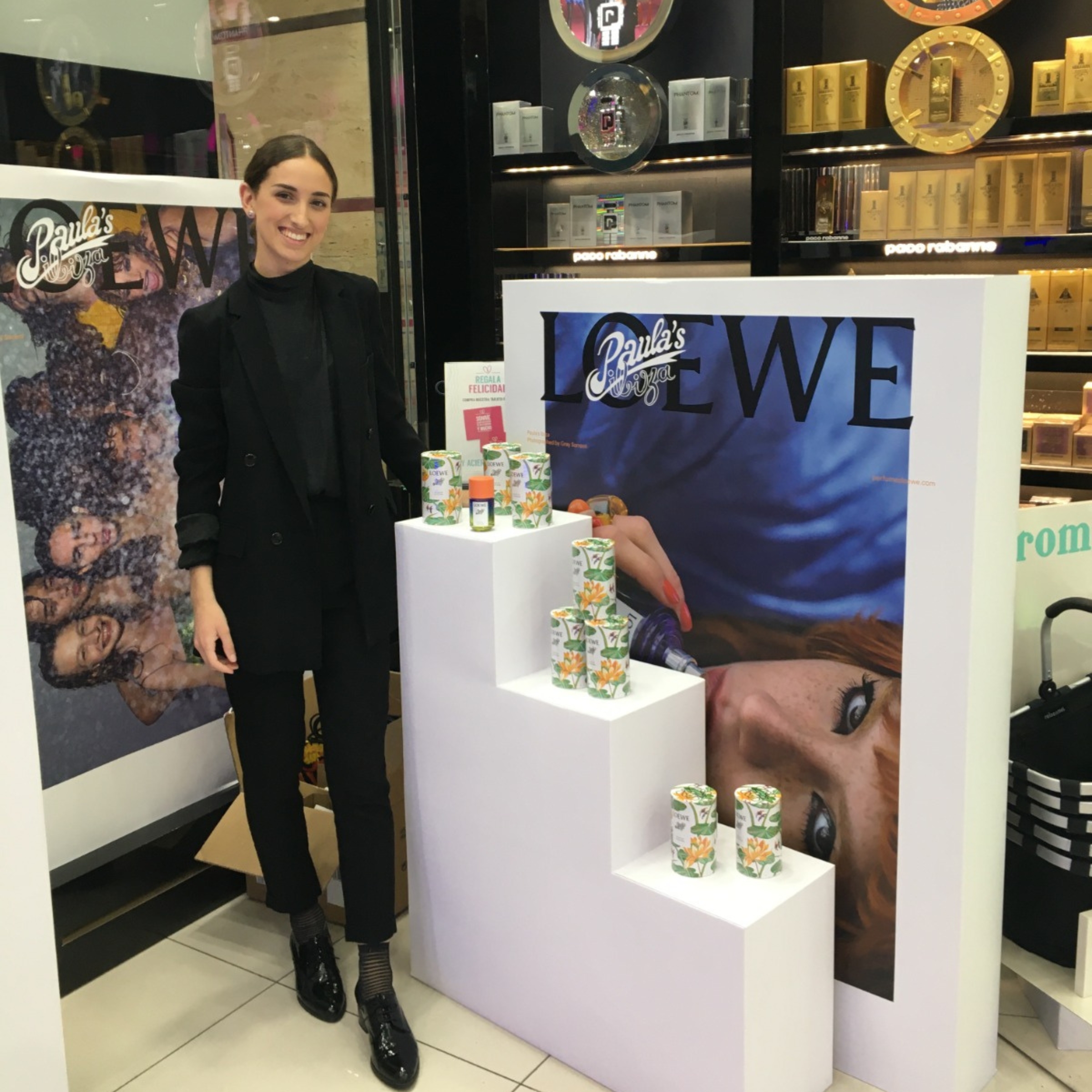 azafata en el mostrador de loewe